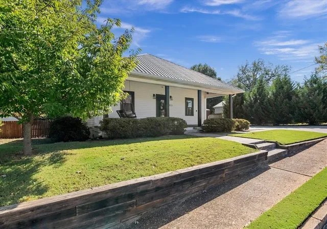 Photo 3 of Single family home for sale at 423 N White St, Carrollton, GA 30117 | MLS# 7857376 | Listing updated on 2026-10-23