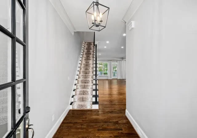 Photo 3 of Townhouse for sale at 5492 Glenridge Dr #544, Sandy Springs, GA 30342 | MLS# 7841604 | Listing updated on 2026-10-07