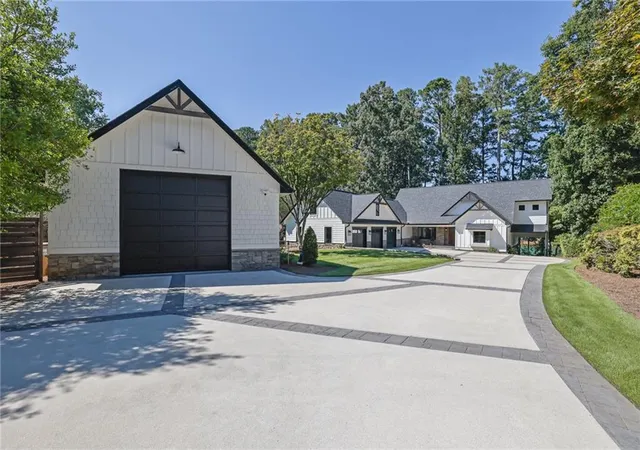 Photo 3 of Single family home for sale at 3275 Lanier Beach S Rd, Cumming, GA 30041 | MLS# 7831962 | Listing updated on 2026-09-30