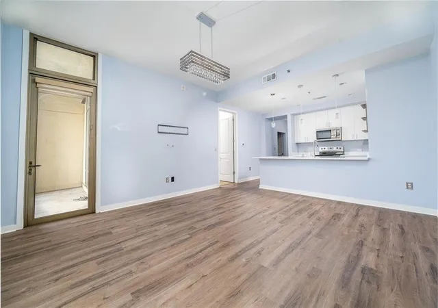 Photo 3 of Condo for sale at 565 Peachtree St Ne #1207, Atlanta, GA 30308 | MLS# 7841818 | Listing updated on 2026-09-23