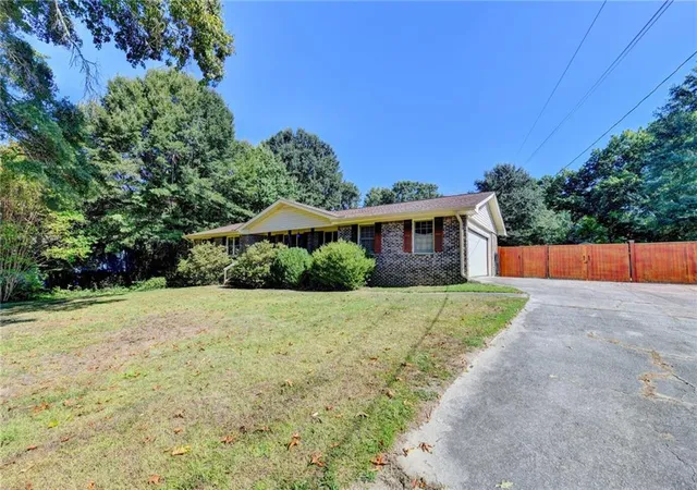 Photo 3 of Sale Pending at 2926 Elizabeth Ln, Snellville, GA 30078 | MLS# 7837898 | Listing updated on 2026-09-23