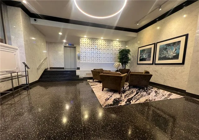 Listing Photo 1 - Condo for sale in building located at 3060 Pharr Ct N Nw, Atlanta, GA 30305 - Unit #515