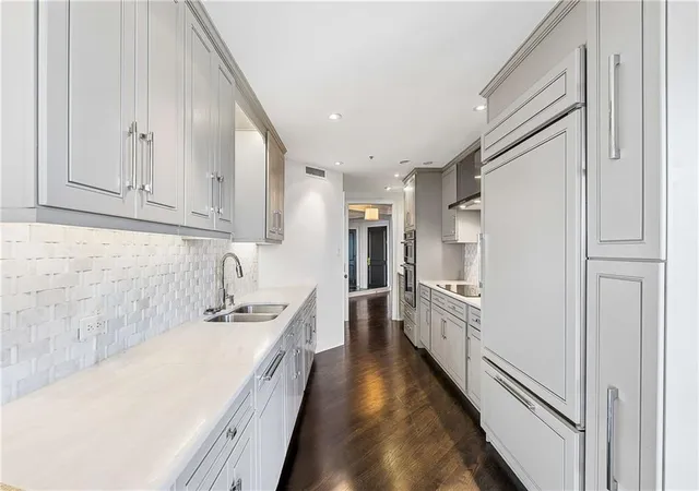Listing Photo 1 - Condo for sale in building located at 2660 Peachtree Rd NW, Atlanta, GA 30305 - Unit #25G