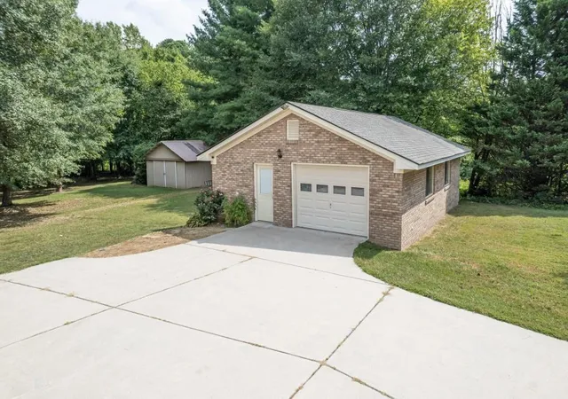 Photo 3 of Single family home for sale at 4640 Spot Rd, Cumming, GA 30040 | MLS# 7833149 | Listing updated on 2026-09-16