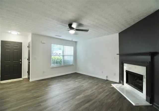 Photo 3 of Sale Pending at 9515 Lakeview Rd, Union City, GA 30291 | MLS# 7840403 | Listing updated on 2026-10-13
