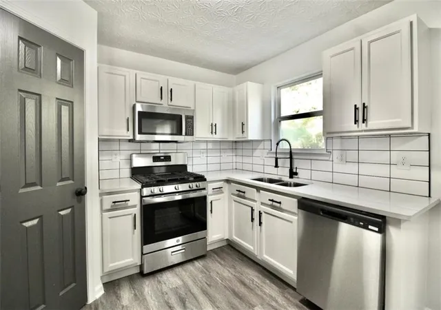 Photo 4 of Sale Pending at 9515 Lakeview Rd, Union City, GA 30291 | MLS# 7840403 | Listing updated on 2026-10-13