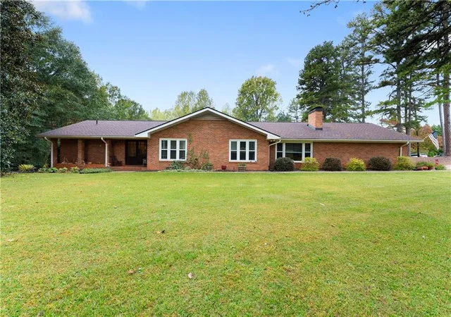 Photo 1 of Single family home for sale at 37 Ayers Crk Dr, Toccoa, GA 30577 | MLS# 7859567 | Listing updated on 2026-10-29