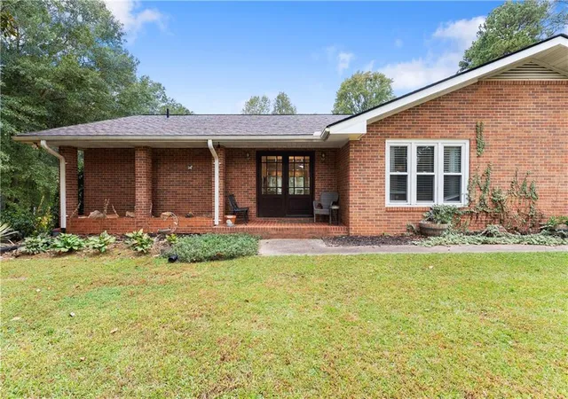 Photo 2 of Single family home for sale at 37 Ayers Crk Dr, Toccoa, GA 30577 | MLS# 7859567 | Listing updated on 2026-10-29
