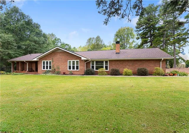 Photo 4 of Single family home for sale at 37 Ayers Crk Dr, Toccoa, GA 30577 | MLS# 7859567 | Listing updated on 2026-10-29