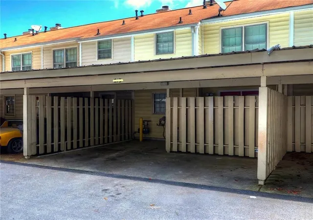 Photo 3 of Townhouse for sale at 213 High Crk Dr, Roswell, GA 30076 | MLS# 7821642 | Listing updated on 2026-10-14
