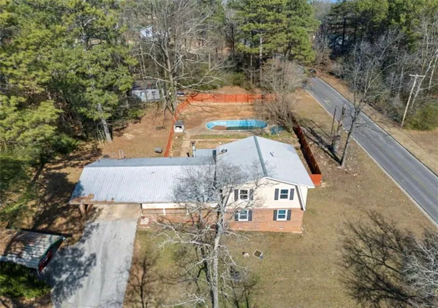 Photo 3 of Single family home for sale at 301 Briarwood Dr, Calhoun, GA 30701 | MLS# 7842372 | Listing updated on 2026-09-24
