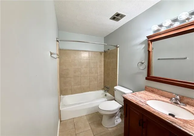 Listing Photo 2 - Condo for sale in building located at 129 Eaglewood Wy, Athens, GA 30606 - Unit #129