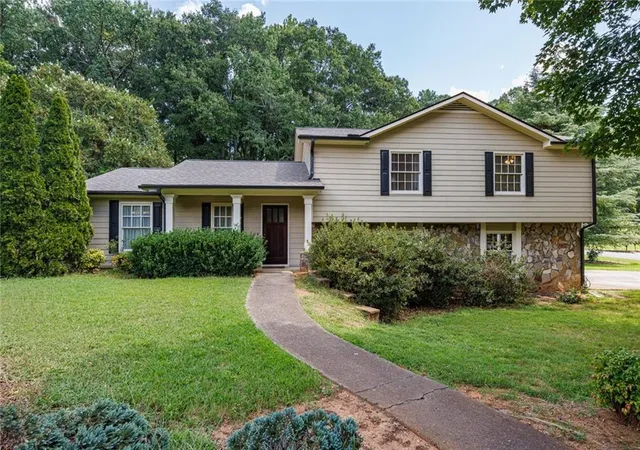 Photo 2 of Single family home for sale at 875 Windsor Trl, Roswell, GA 30076 | MLS# 7835576 | Listing updated on 2026-09-12