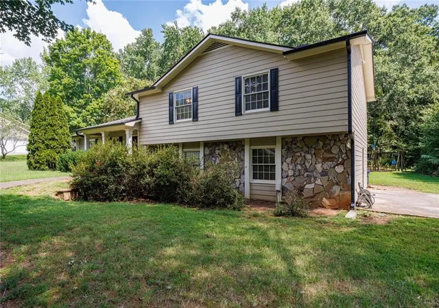 Photo 3 of Single family home for sale at 875 Windsor Trl, Roswell, GA 30076 | MLS# 7835576 | Listing updated on 2026-09-12