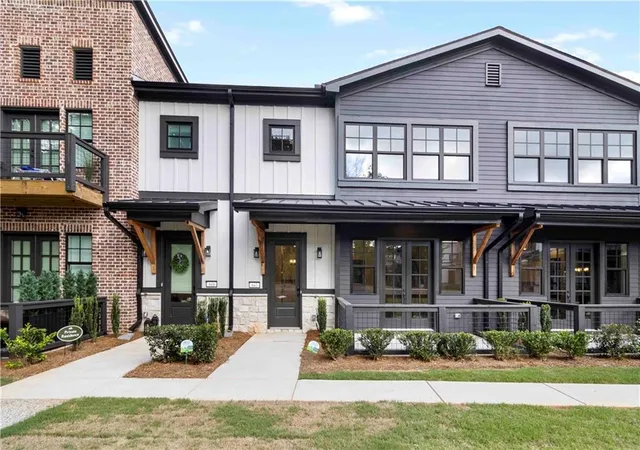 Photo 2 of Townhouse for sale at 947 Willingham Dr #2, Hapeville, GA 30354 | MLS# 7829396 | Listing updated on 2026-09-10