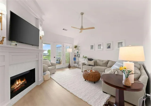 Listing Photo 4 - Condo for sale in building located at 2300 Habersham Marina Rd, Cumming, GA 30041 - Unit #302