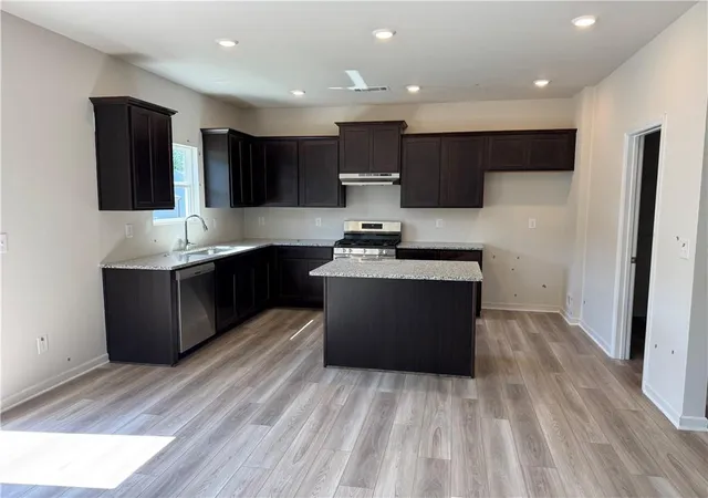 Photo 3 of Sale Pending at 813 Oakmont Tr, Canton, GA 30114 | MLS# 7856718 | Listing updated on 2026-10-24