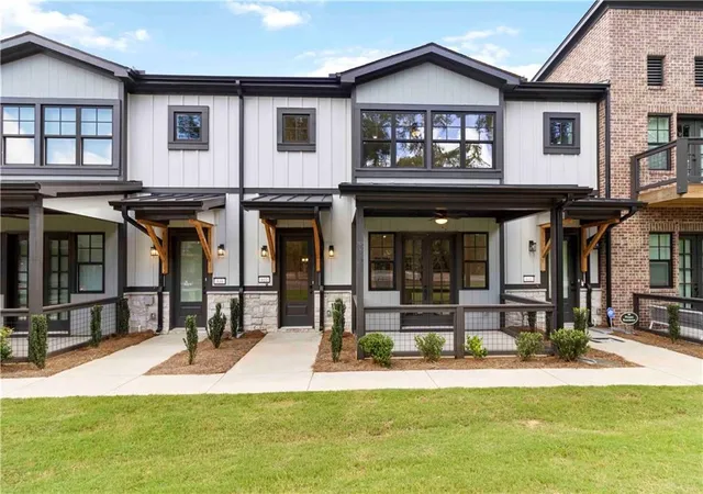Photo 2 of Townhouse for sale at 937 Willingham Dr #7, Hapeville, GA 30354 | MLS# 7829372 | Listing updated on 2026-09-15