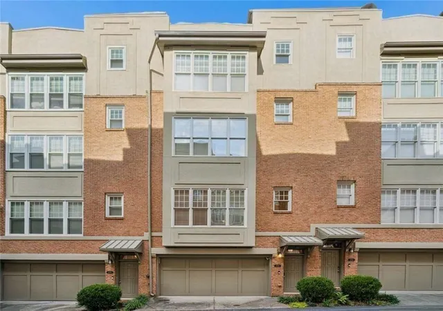 Photo 4 of Sale Pending at 1380 Parkview Ln NE, Atlanta, GA 30324 | MLS# 7816626 | Listing updated on 2026-10-14