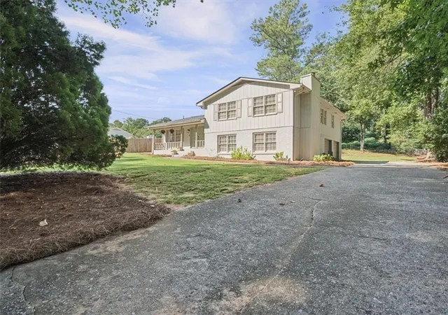 Photo 3 of Single family home for sale at 3167 Mountain Crk Ln NE, Roswell, GA 30075 | MLS# 7841657 | Listing updated on 2026-10-05