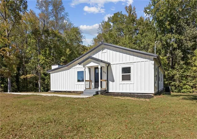 Photo 2 of Single family home for sale at 575 Laurelwood Dr, Tyrone, GA 30290 | MLS# 7858804 | Listing updated on 2026-10-25