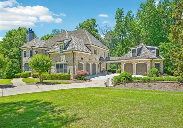 Photo 2 of Single family home for sale at 880 Crabapple Hl, Alpharetta, GA 30004 | MLS# 7834028 | Listing updated on 2026-09-08