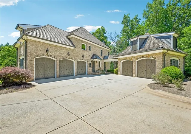 Photo 3 of Single family home for sale at 880 Crabapple Hl, Alpharetta, GA 30004 | MLS# 7834028 | Listing updated on 2026-09-08