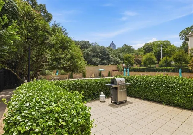 Listing Photo 2 - Condo for sale in building located at 240 Renaissance Pkwy Ne, Atlanta, GA 30308 - Unit #211