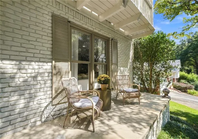 Photo 3 of Single family home for sale at 9875 La View Cir, Roswell, GA 30075 | MLS# 7838198 | Listing updated on 2026-10-09