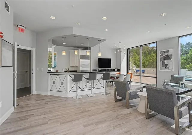 Listing Photo 2 - Condo for sale in building located at 2828 Peachtree Rd Nw, Atlanta, GA 30305 - Unit #1002