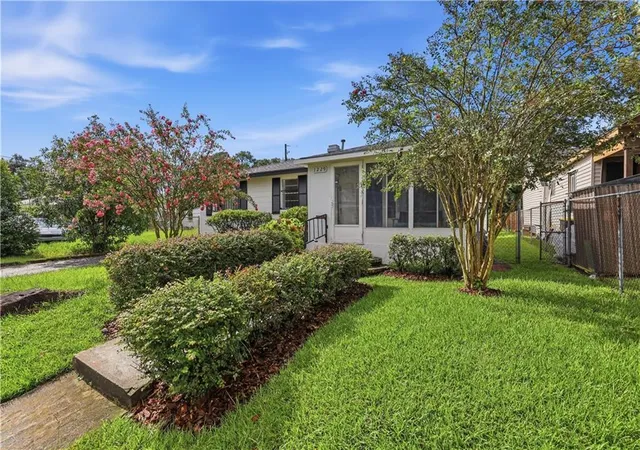Photo 1 of Single family home for sale at 1229 E Bolton St, Savannah, GA 31404 | MLS# 7834559 | Listing updated on 2026-10-19