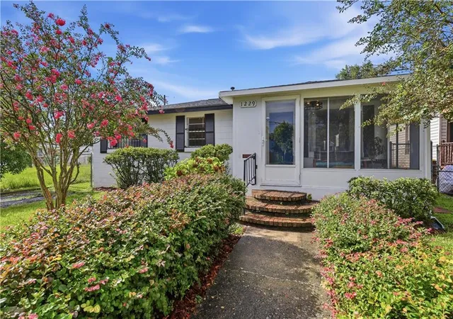 Photo 2 of Single family home for sale at 1229 E Bolton St, Savannah, GA 31404 | MLS# 7834559 | Listing updated on 2026-10-19