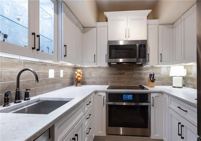 Listing Photo 1 - Condo for sale in building located at 1 Biscayne Dr Nw, Atlanta, GA 30309 - Unit #108