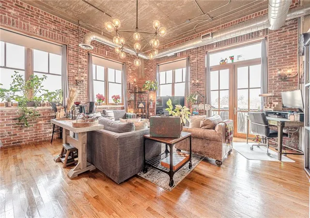 Photo 2 of Condo for sale at 3235 Roswell Rd Ne #819, Atlanta, GA 30305 | MLS# 7835652 | Listing updated on 2026-09-11