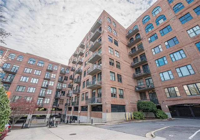 Listing Photo 2 - Condo for sale in building located at 3235 Roswell Rd Ne, Atlanta, GA 30305 - Unit #819