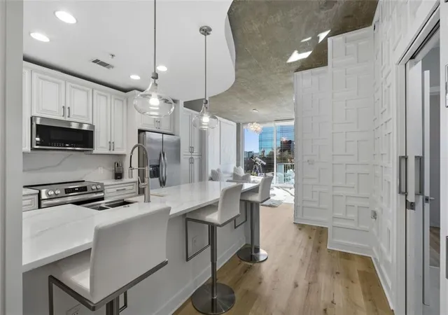 Photo 3 of Condo for sale at 400 W Peachtree St Nw #705, Atlanta, GA 30308 | MLS# 7837446 | Listing updated on 2026-09-19