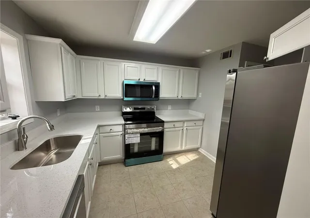 Photo 4 of Townhouse for sale at 110 Summer Pl, Norcross, GA 30071 | MLS# 7836430 | Listing updated on 2026-09-12