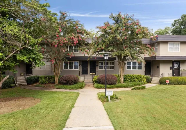 Listing Photo 2 - Condo for sale in building located at 4060 Haverhill Dr, Atlanta, GA 30342 - Unit #D