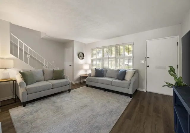 Listing Photo 4 - Condo for sale in building located at 4060 Haverhill Dr, Atlanta, GA 30342 - Unit #D