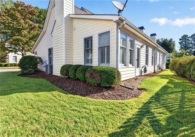 Listing Photo 2 - Condo for sale in building located at 145 Victoria Wy, Roswell, GA 30075