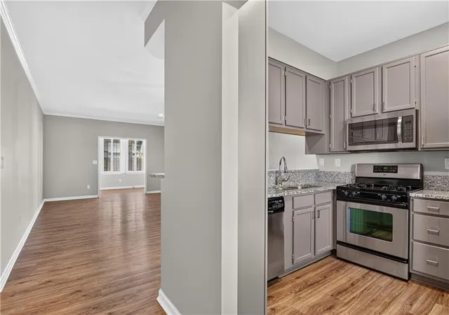 Listing Photo 4 - Condo for sale in building located at 145 Victoria Wy, Roswell, GA 30075