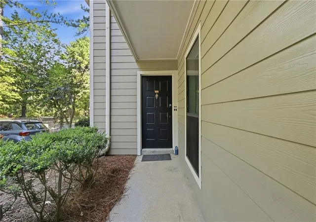 Photo 3 of Condo for sale at 1001 River Ml Cir, Roswell, GA 30075 | MLS# 7840688 | Listing updated on 2026-10-06
