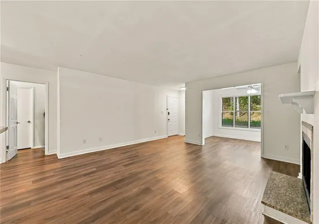 Listing Photo 5 - Condo for sale in building located at 1001 River Mill Cir, Roswell, GA 30075