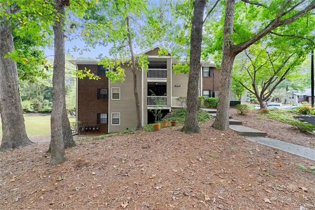 Listing Photo 2 - Condo for sale in 704 Barrington Hls Dr located at 704 Barrington Hls Dr, Sandy Springs, GA 30350 - Unit 704 Barrington Hills Dr