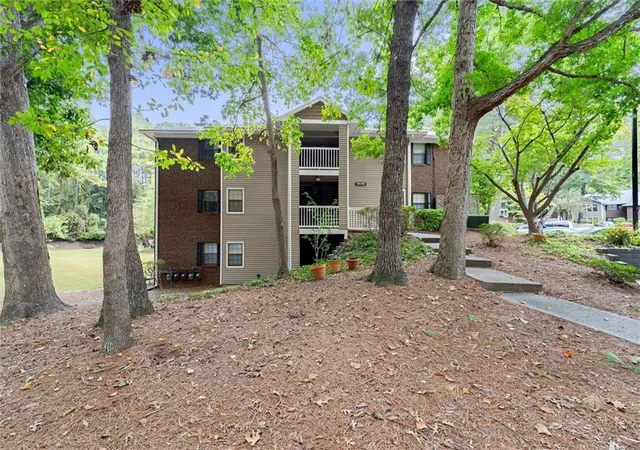 Listing Photo 2 - Condo for sale in building located at 704 Barrington Hls Dr, Sandy Springs, GA 30350