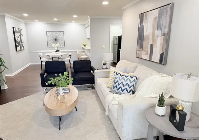 Listing Photo 3 - Condo for sale in building located at 704 Barrington Hls Dr, Sandy Springs, GA 30350