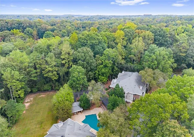 Listing Photo 4 - Condo for sale in building located at 704 Barrington Hls Dr, Sandy Springs, GA 30350