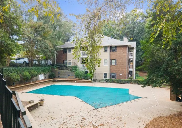 Listing Photo 5 - Condo for sale in building located at 704 Barrington Hls Dr, Sandy Springs, GA 30350