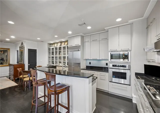 Listing Photo 1 - Condo for sale in building located at 2828 Peachtree Rd Nw, Atlanta, GA 30305 - Unit #2403