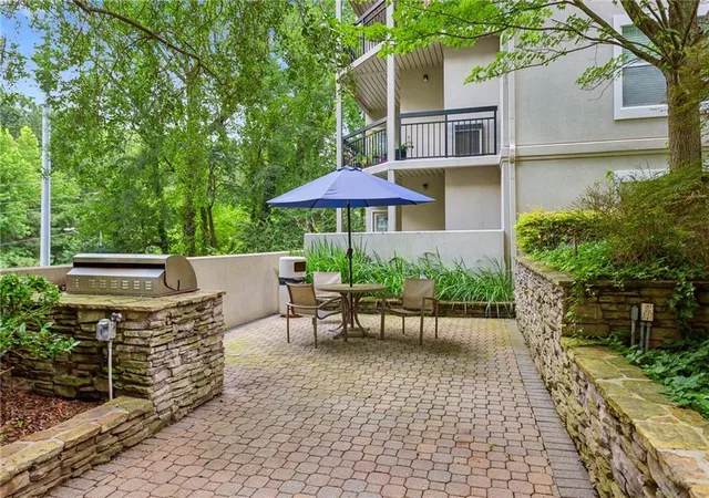 Listing Photo 2 - Condo for sale in building located at 1207 River Grn Dr NW, Atlanta, GA 30327